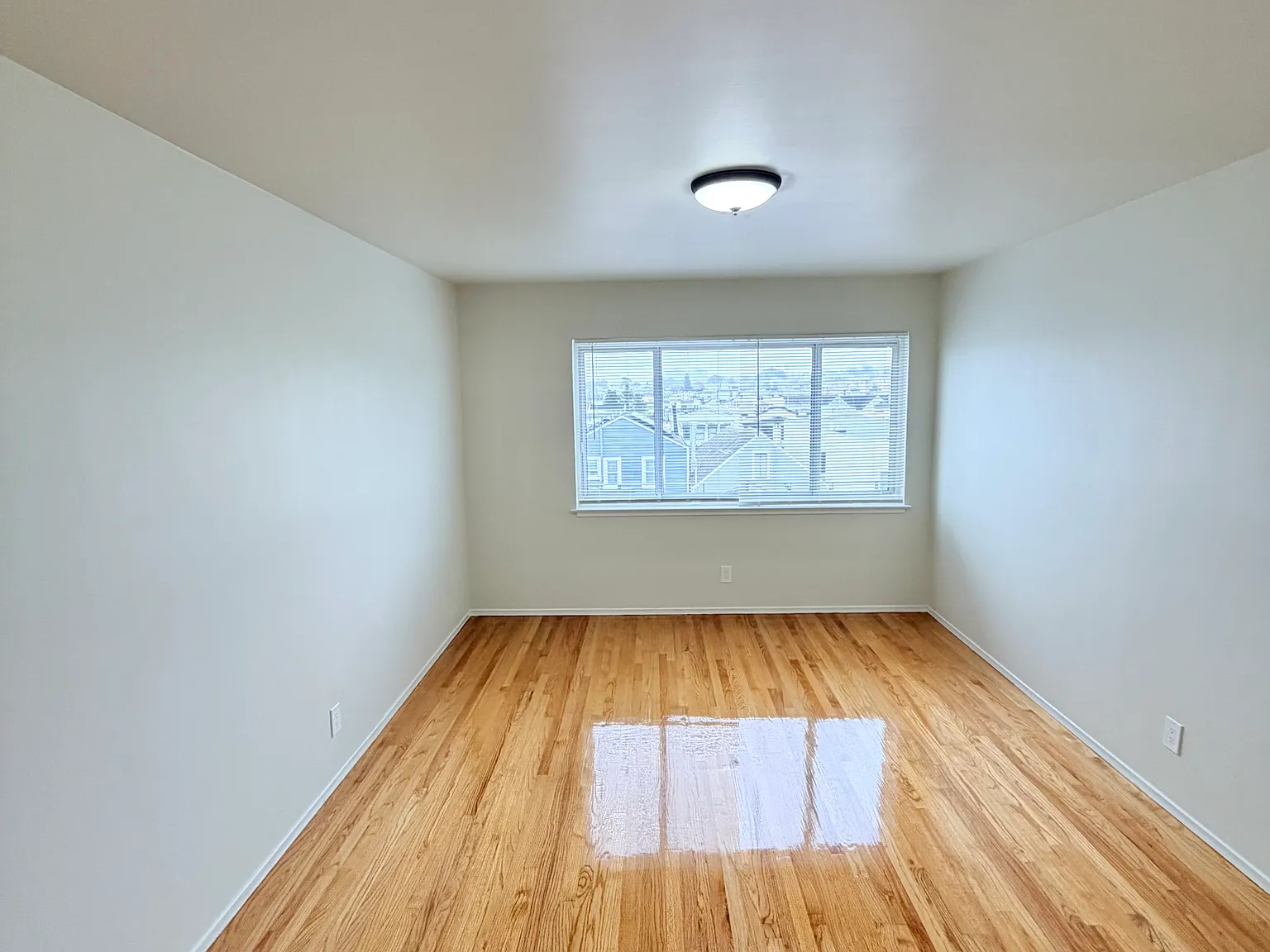 2 bed, 1000 sqft, $6,095 — Photo 3