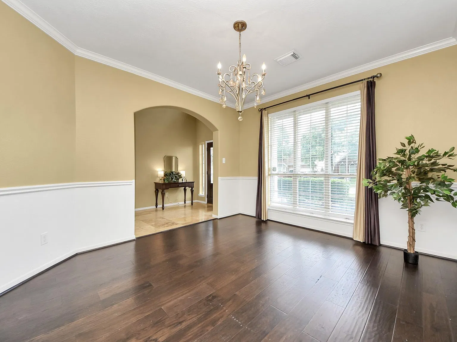 4 bed, 3.5 bath, 3319 sqft, $3,400 — Photo 3
