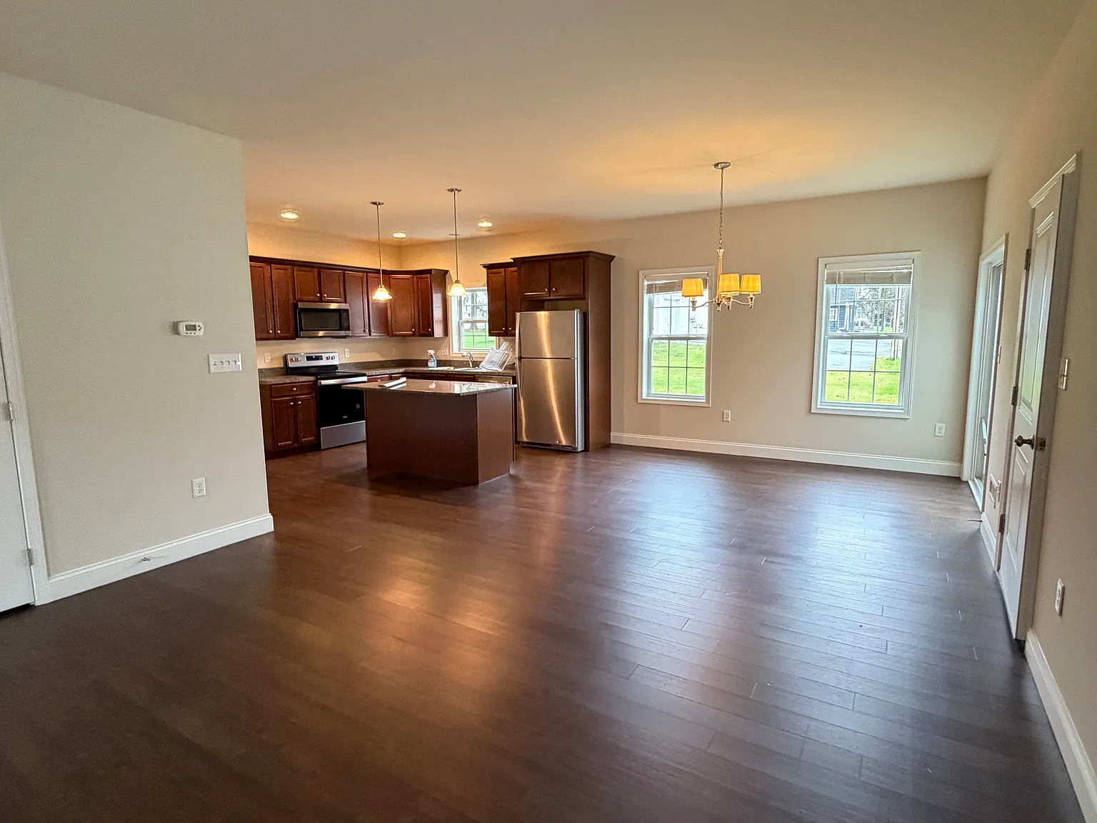 3 bed, 2.5 bath, 1525 sqft, $2,100 — Photo 3