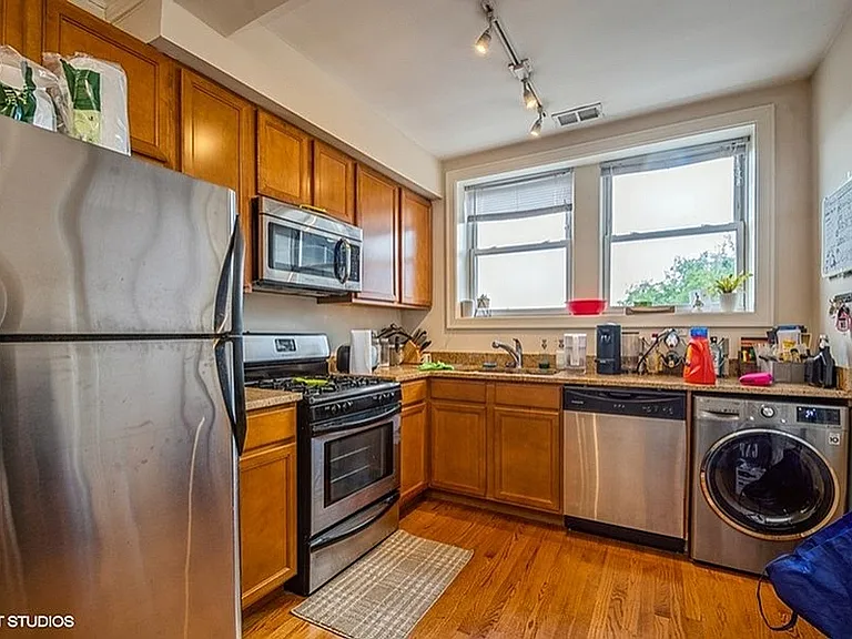30039547_4_1412WRoscoe3_5_Kitchen_LowRes