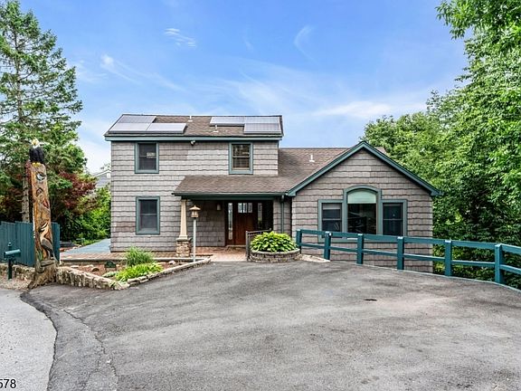 3rd image of 30 Oakdale Ave