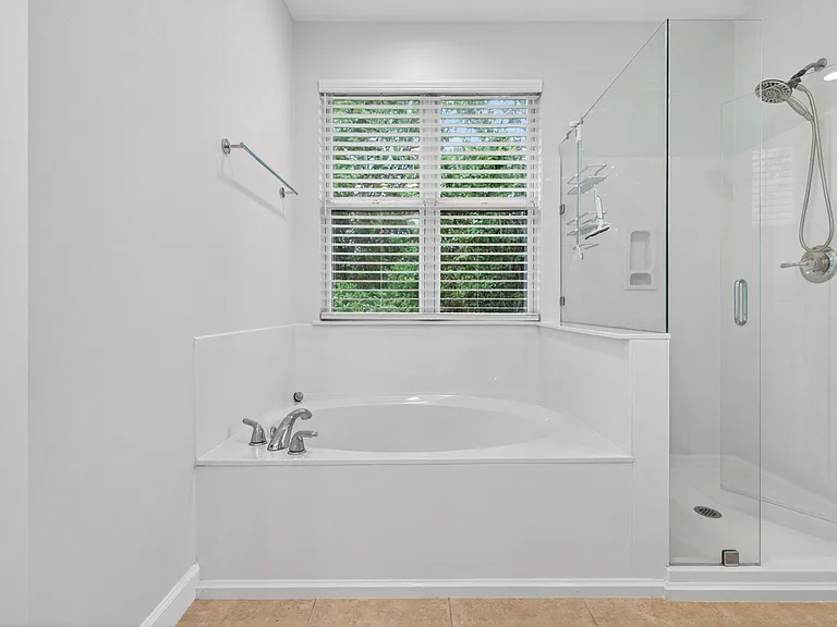 Master Ensuite Tub & Walk-In Shower