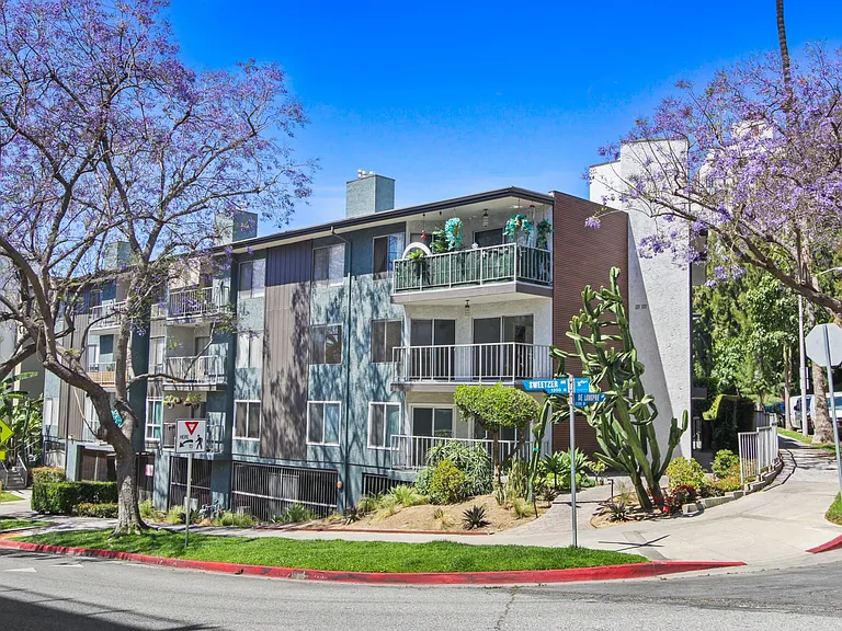 8300 De Longpre — Photo 8