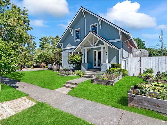 Beautiful craftsman architecture. Light and bright West facing home.>