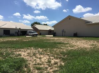 3 Leona Hts, Uvalde, TX 78801