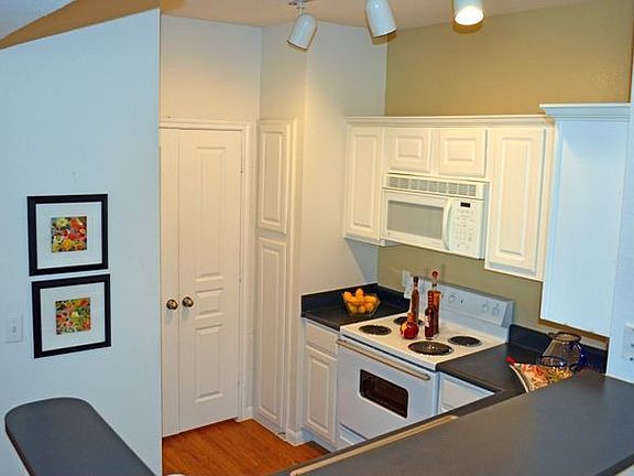 4th image of 2802 N Carroll Ave APT 1104