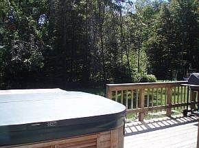 PRIVATE DECK & HOT TUB!