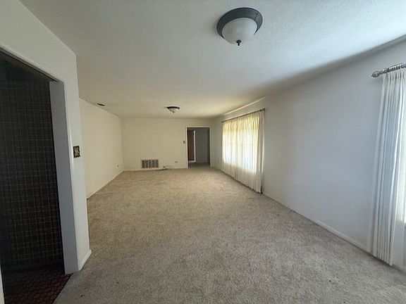 5th image of 504 W Pioneer St