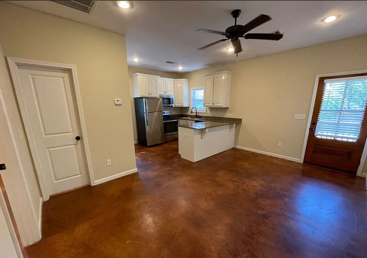 1 Bed/1 Bath Riley Cove — Photo 2