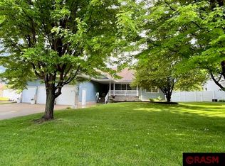1600 Bonnie Ln, Saint Peter, MN 56082