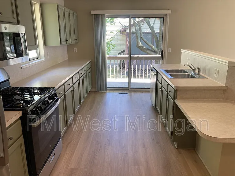 2673 Woodmeadow Dr SE — Photo 4