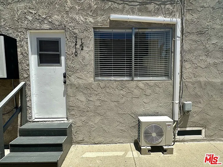 1210 1/2 S Stanley Ave — Photo 31