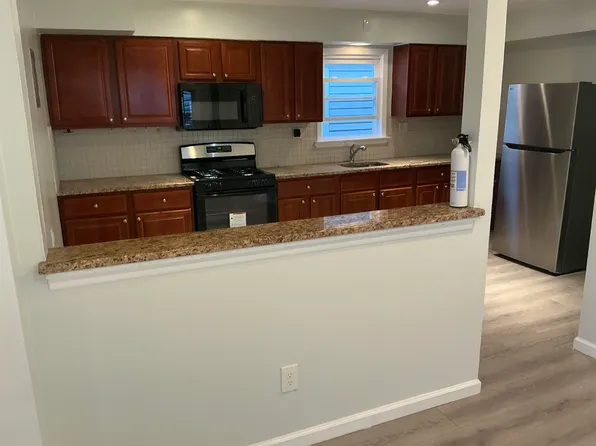 10 West Grand Street image 4 of 13