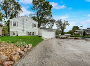 211 W Pleasant View Dr, McHenry, IL 60050