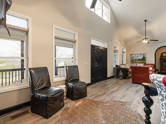 9th image of 442 Lakeview Cir