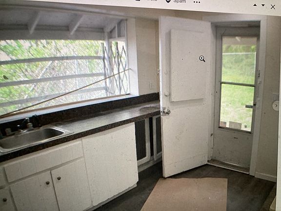 5th image of 209 Zoe St