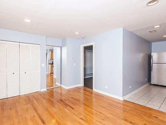 3rd image of 5953 N Kenmore Ave APT 102