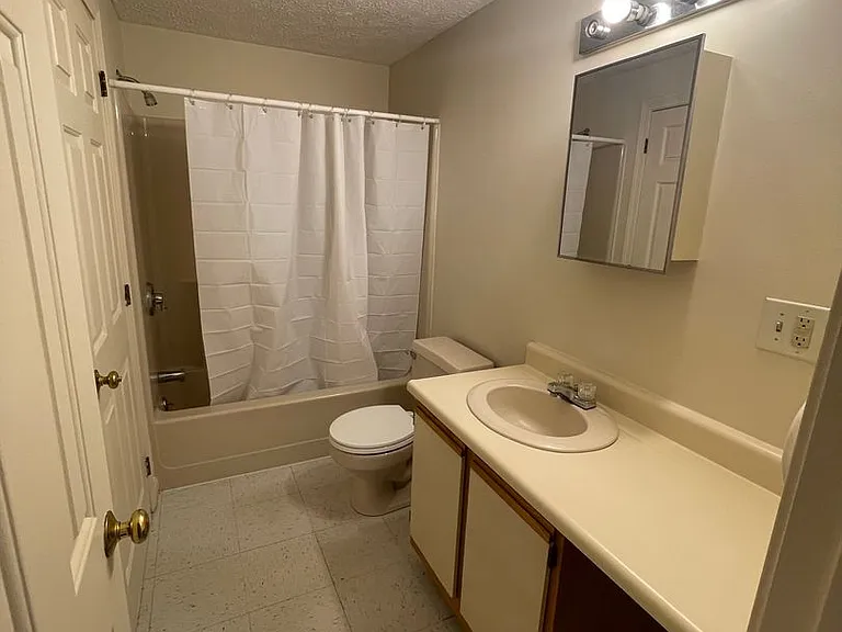 Kingsley Apartments — Photo 6