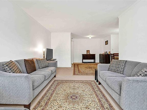 5th image of 141-05 Pershing Cres #516
