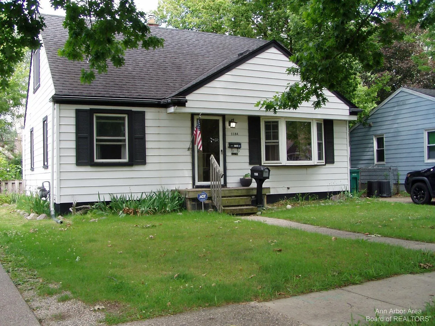 1184 Lester Ave photo 1