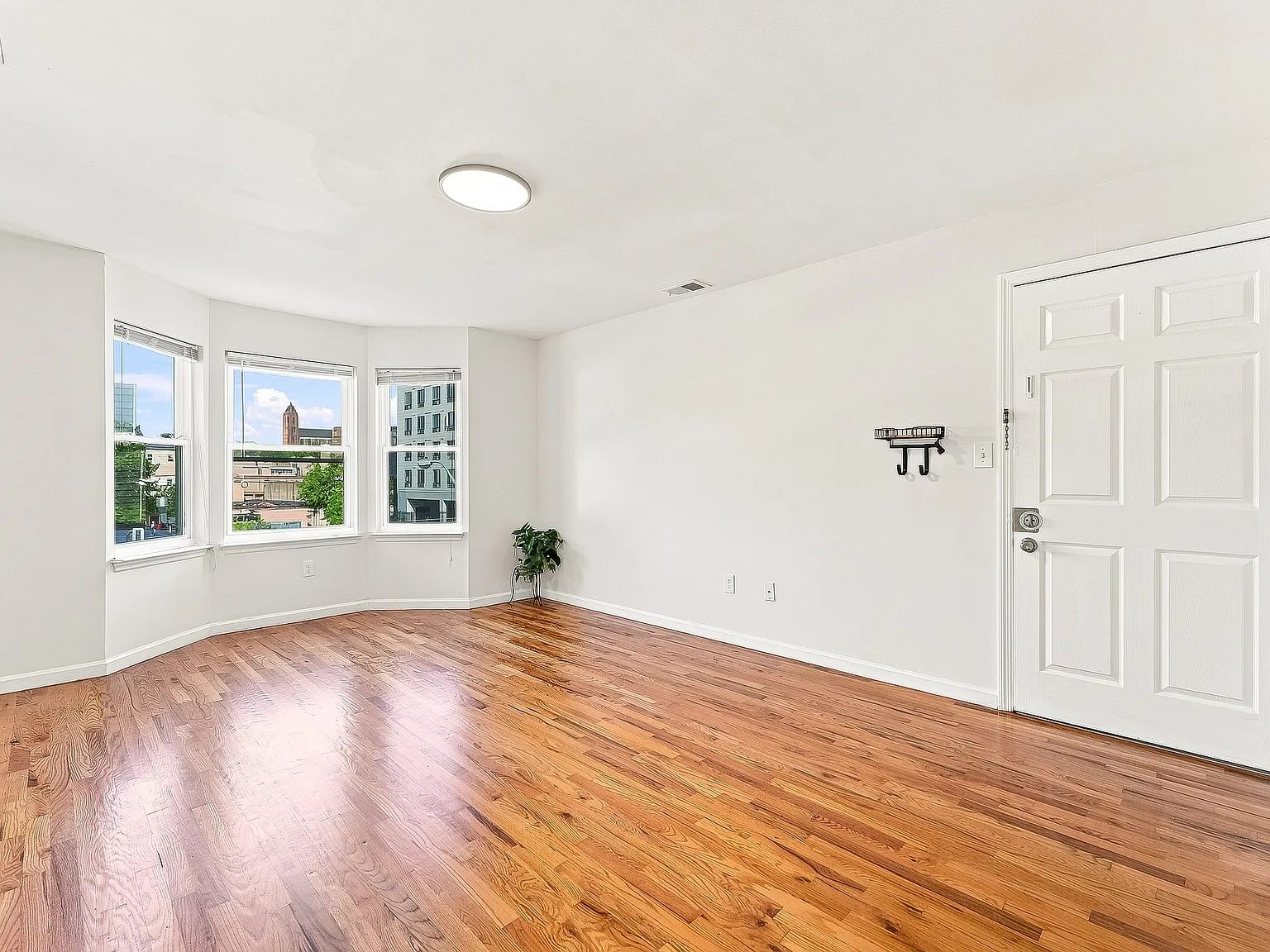 3 bed, 1100 sqft, $2,700 — Photo 4