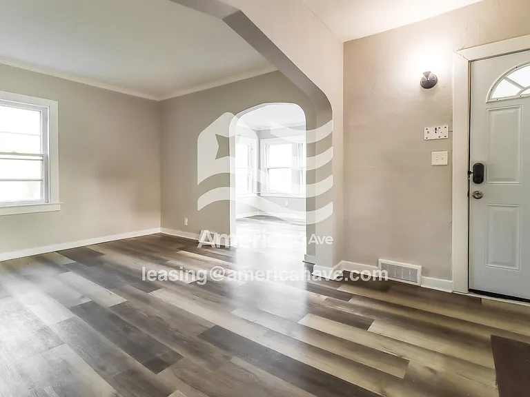 677567_002_living_room_3.jpg