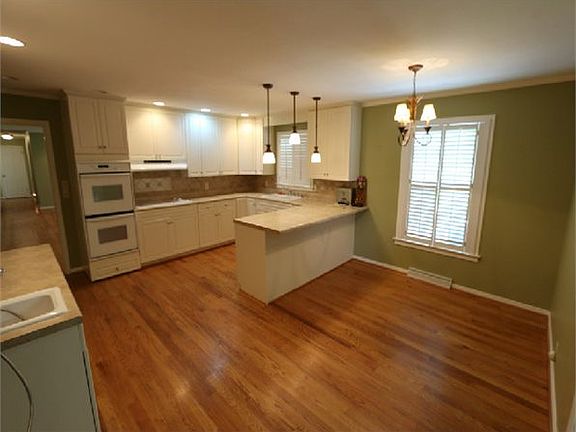 5th image of 910 Oaklawn Dr