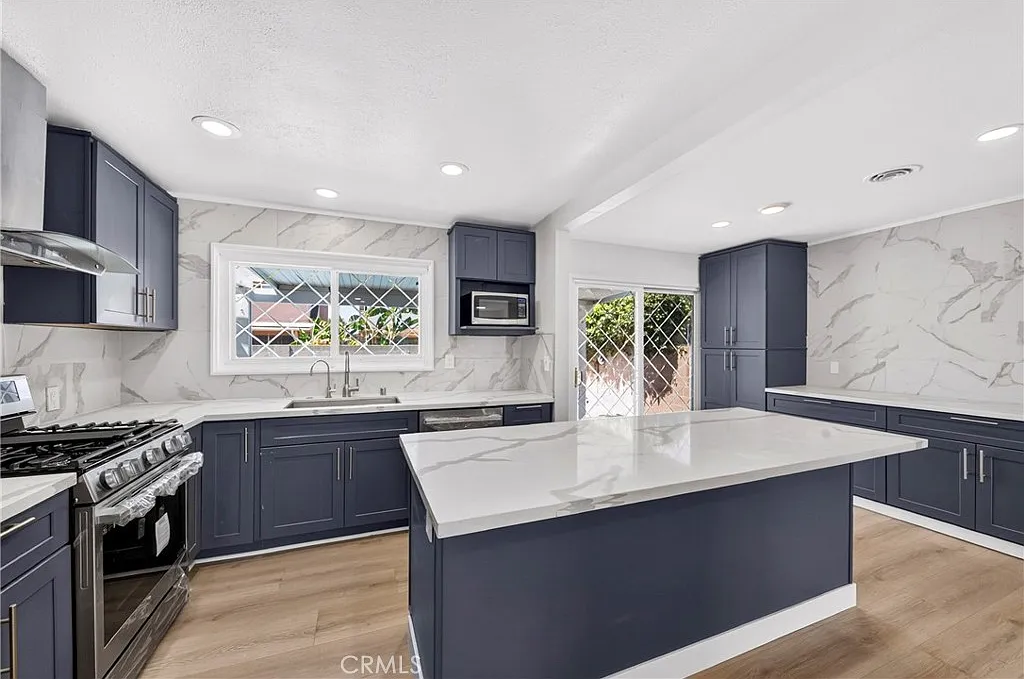 6 bed, 2500 sqft, $5,500 — Photo 3