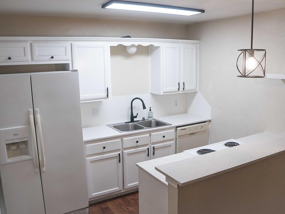 Open kitchen with bar that connects to dining area
