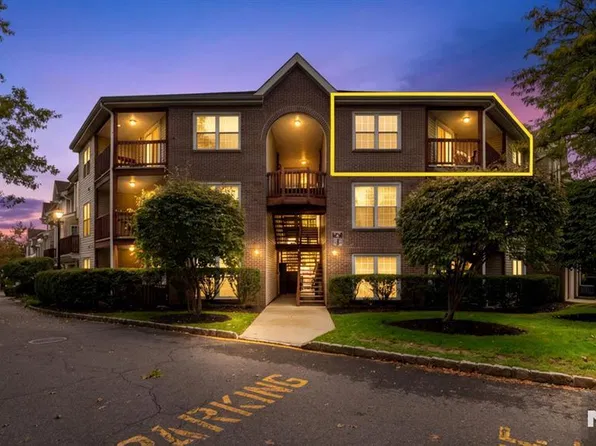 271 Village Circle Drive, Fort Lee, NJ 07024