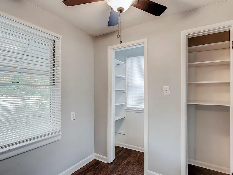 4449 Kingsley Dr — Photo 10
