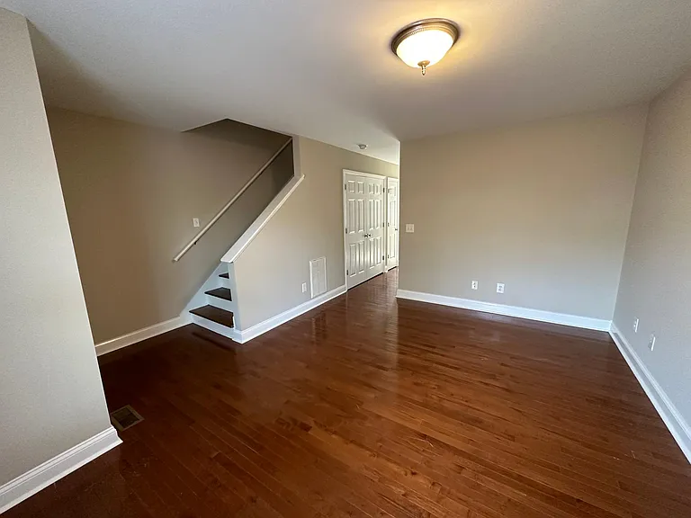2511 S River Rd — Photo 4