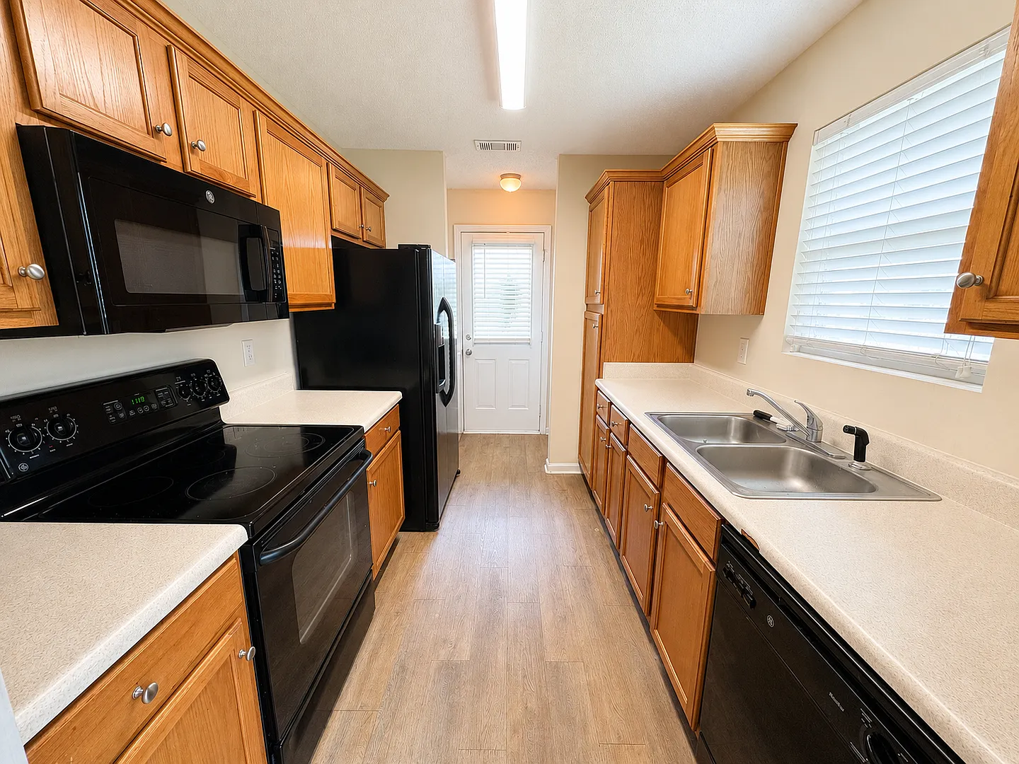 Roommate Matching Home! Pre-Leasing For August 2 2027! — Photo 2