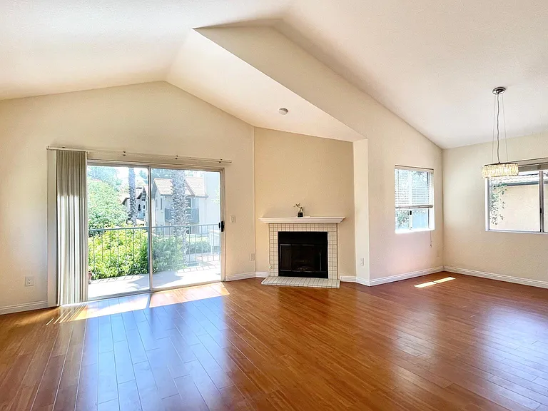 11321 Avenida De Los Lobos #D — Photo 4