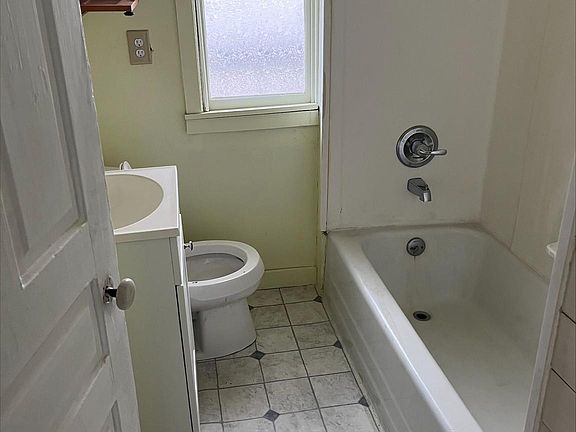 5th image of 255 Roosevelt Ave