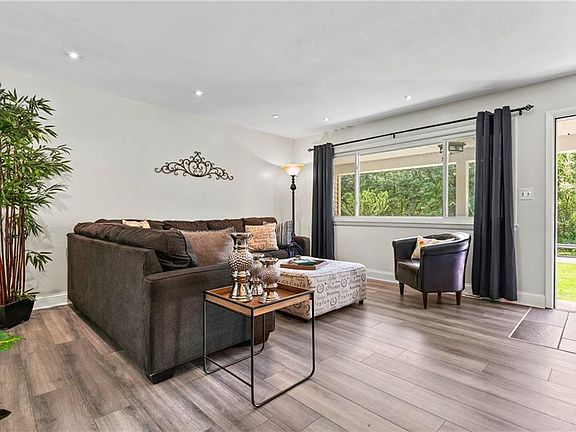 3rd image of 25134 Edgemont Dr