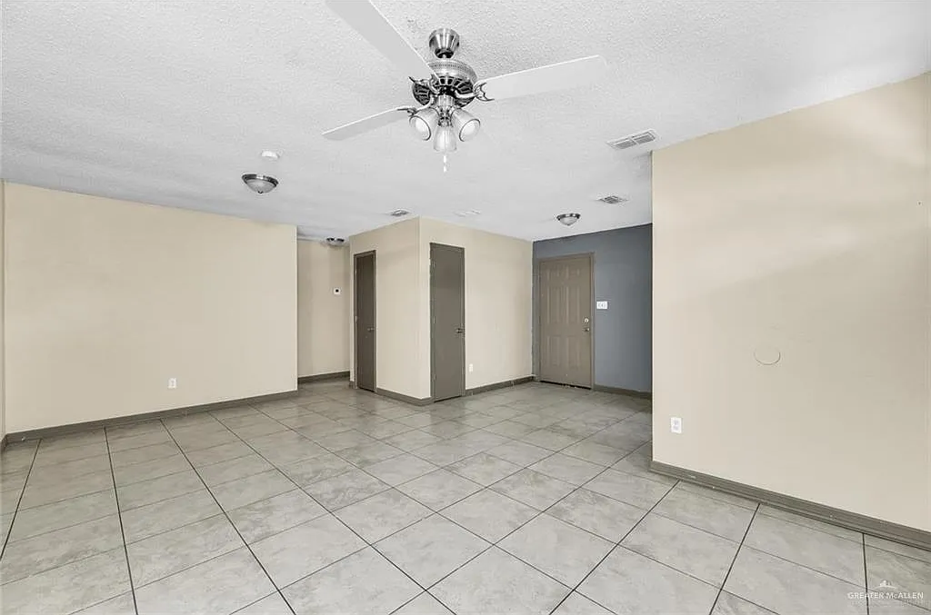 3 bed, 1.0 bath, 1780 sqft, $1,100 — Photo 3