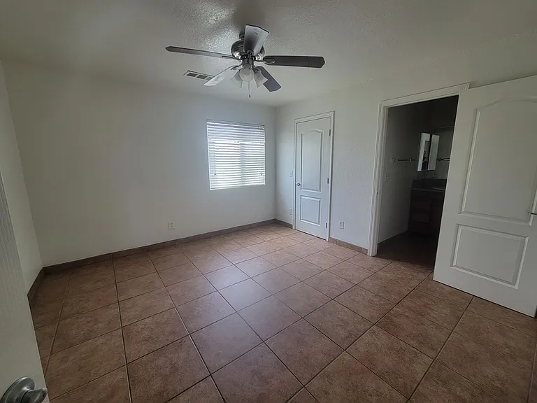 460 Oswell St — Photo 7