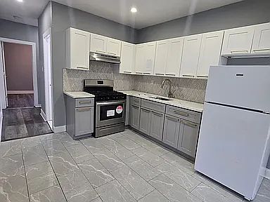 2nd image of 553 S Orange Ave #B