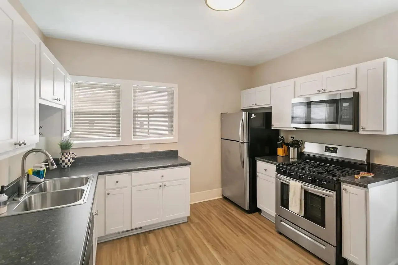 2 bed, 900 sqft, $2,700 — Photo 3