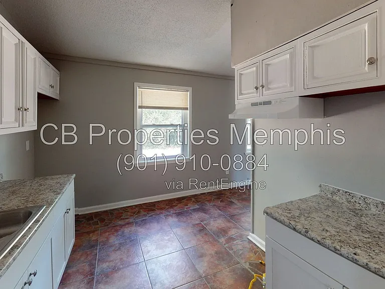 938 Bramblewood Ln — Photo 2