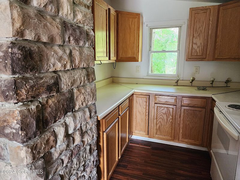 3rd image of 4025 River Road