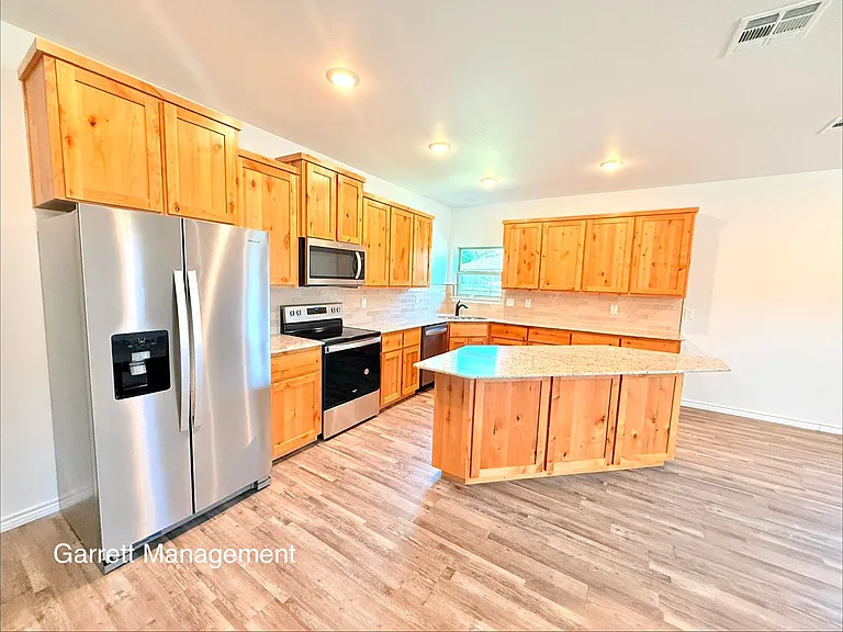 828 Elijah Ln — Photo 5