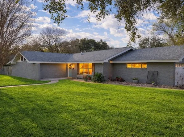 811 N Adams St, Beeville, TX 78102