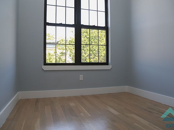 5th image of 852 Hart St #33L