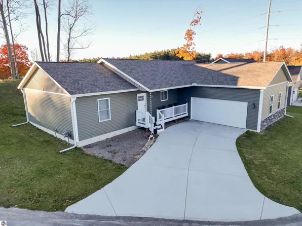 1420 Umber Dr, Traverse City, MI 49696