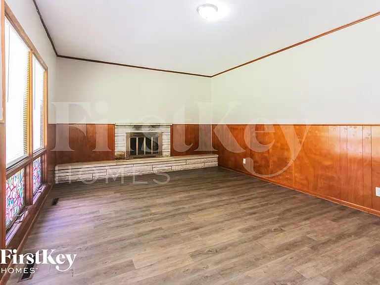 5750 Wallingwood Dr — Photo 3