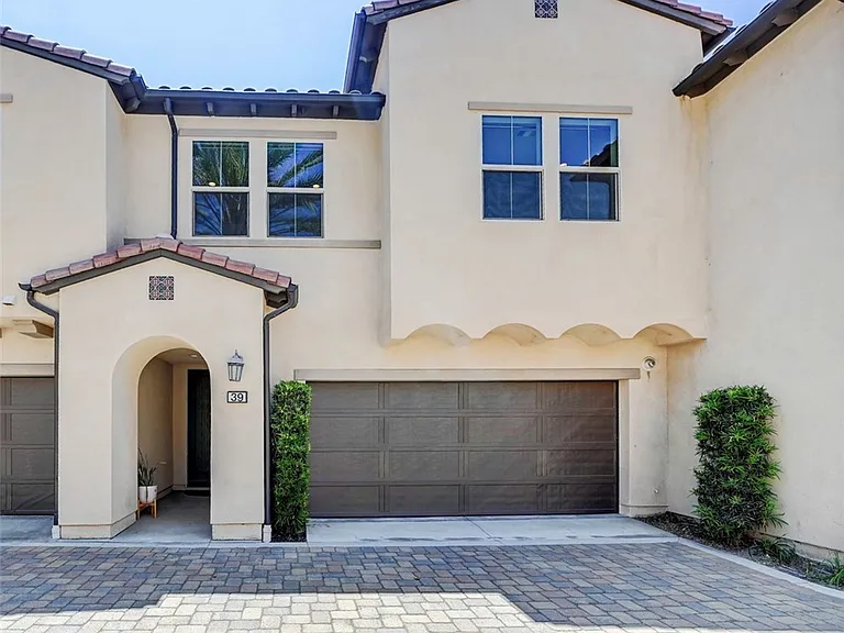 39 Prominence — Photo 1