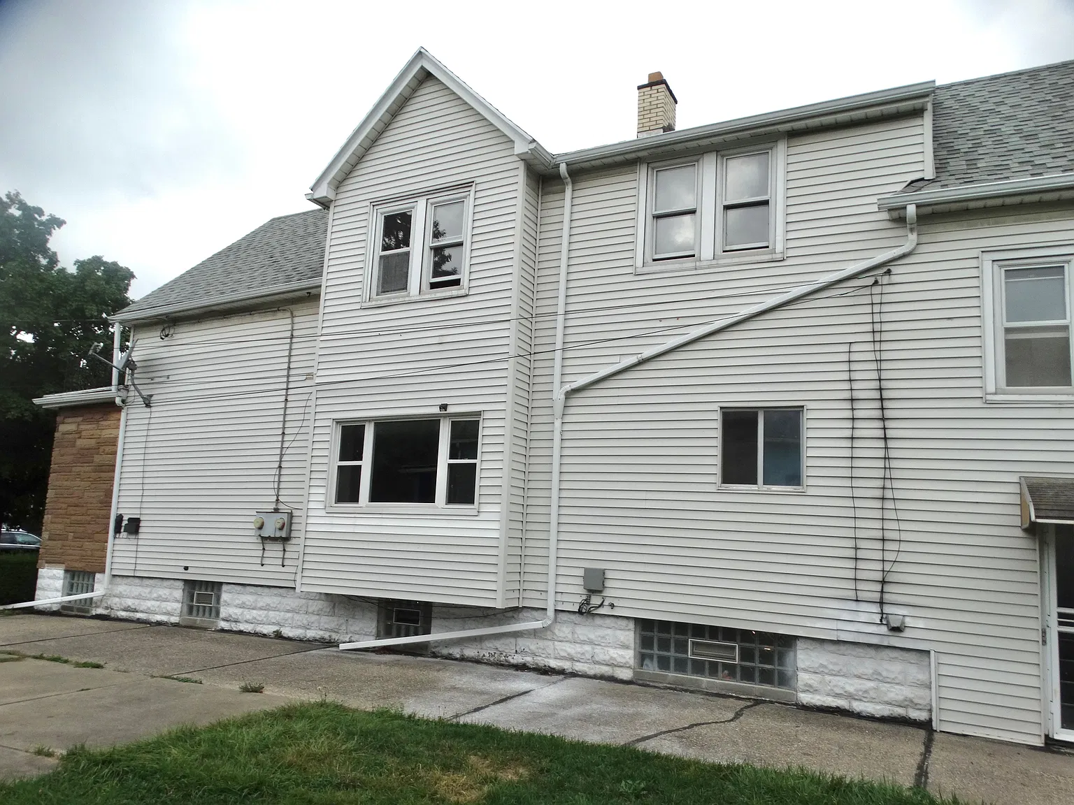 2 bed, 1900 sqft, $1,300 — Photo 2