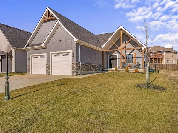 2110 Chateau Pl, Raymore, MO 64083